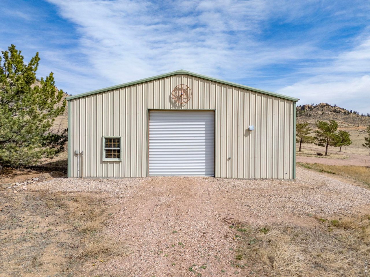 The detached outbuilding/shop.