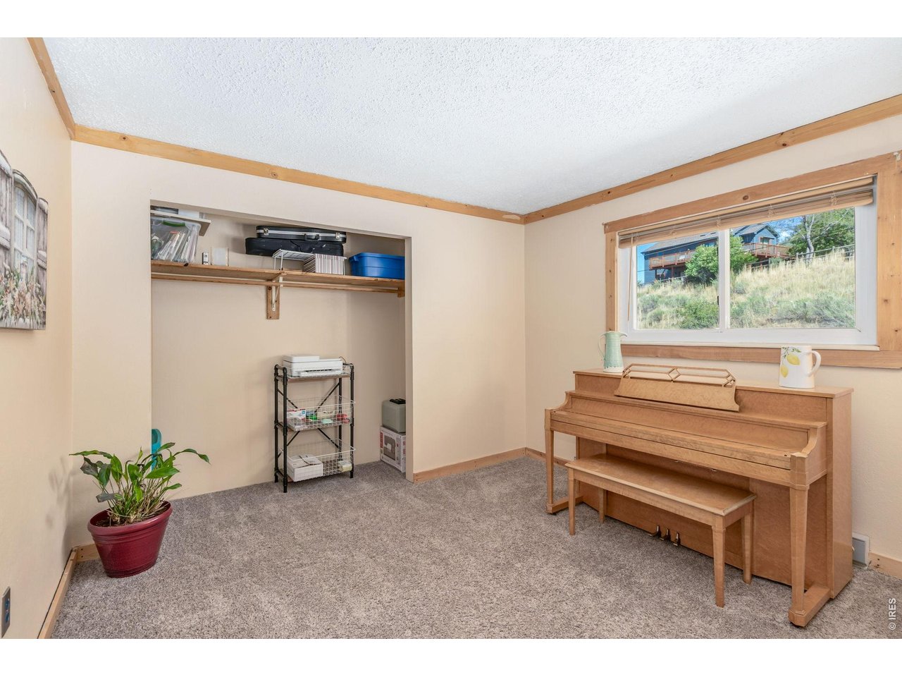 Three bedrooms offer you the opportunity to choose either eastern or western light and views