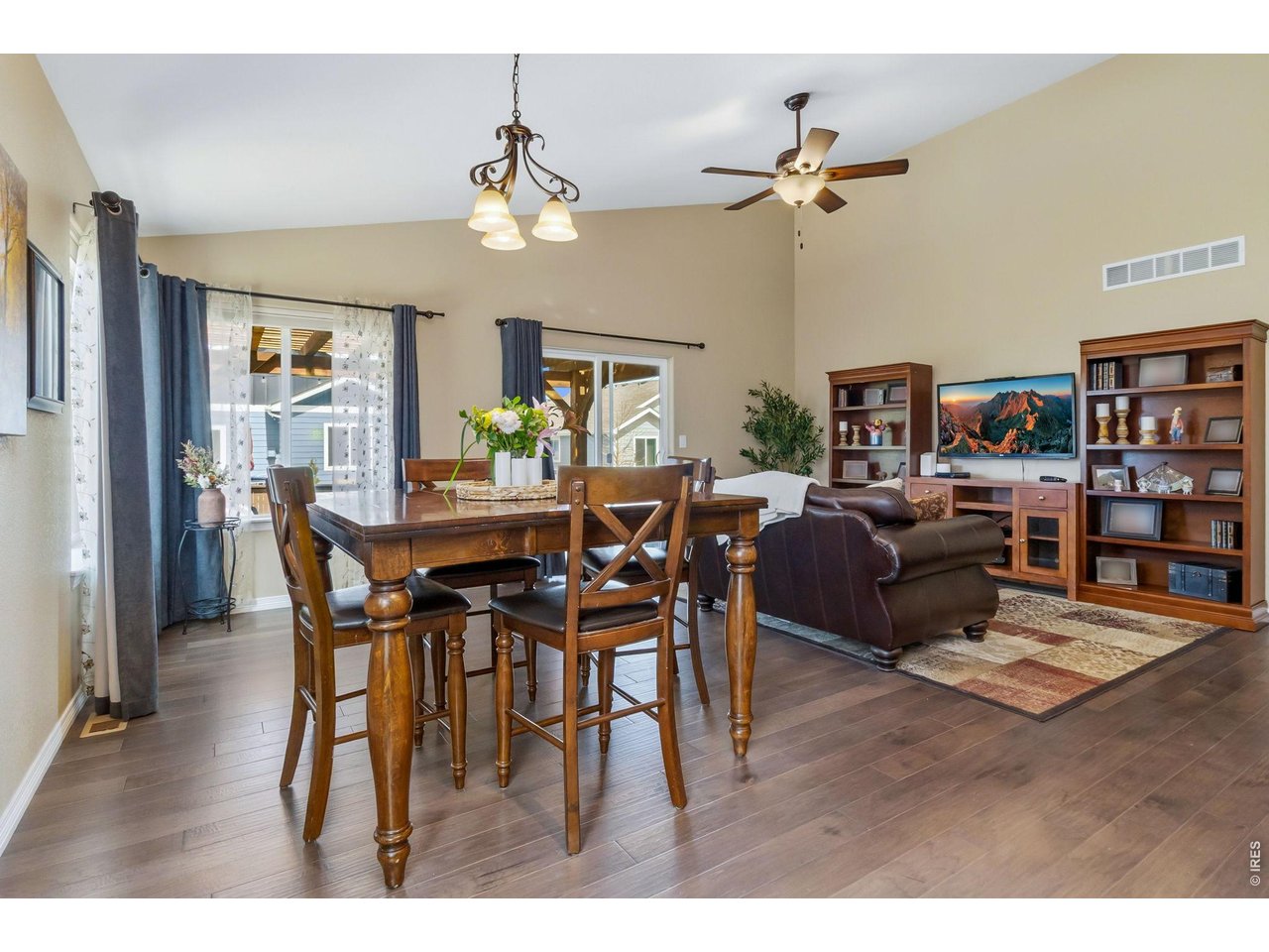 Undefined living space offering endless possibilities to create your dream home. This property provides a blank canvas, allowing personalization of every detail.