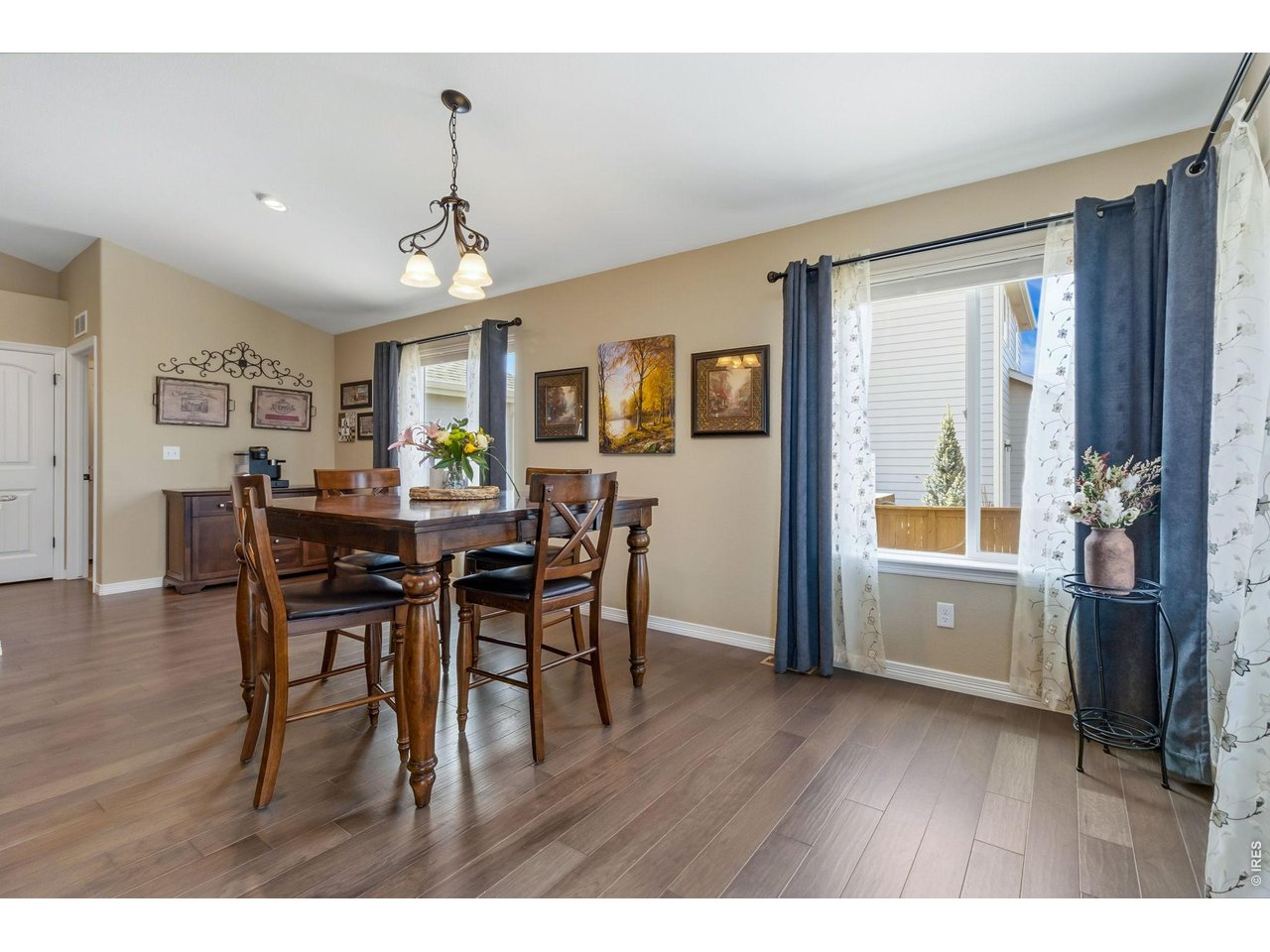 Dining Area with lots of room to feature a Coffee Station, Hutch or Buffet. 