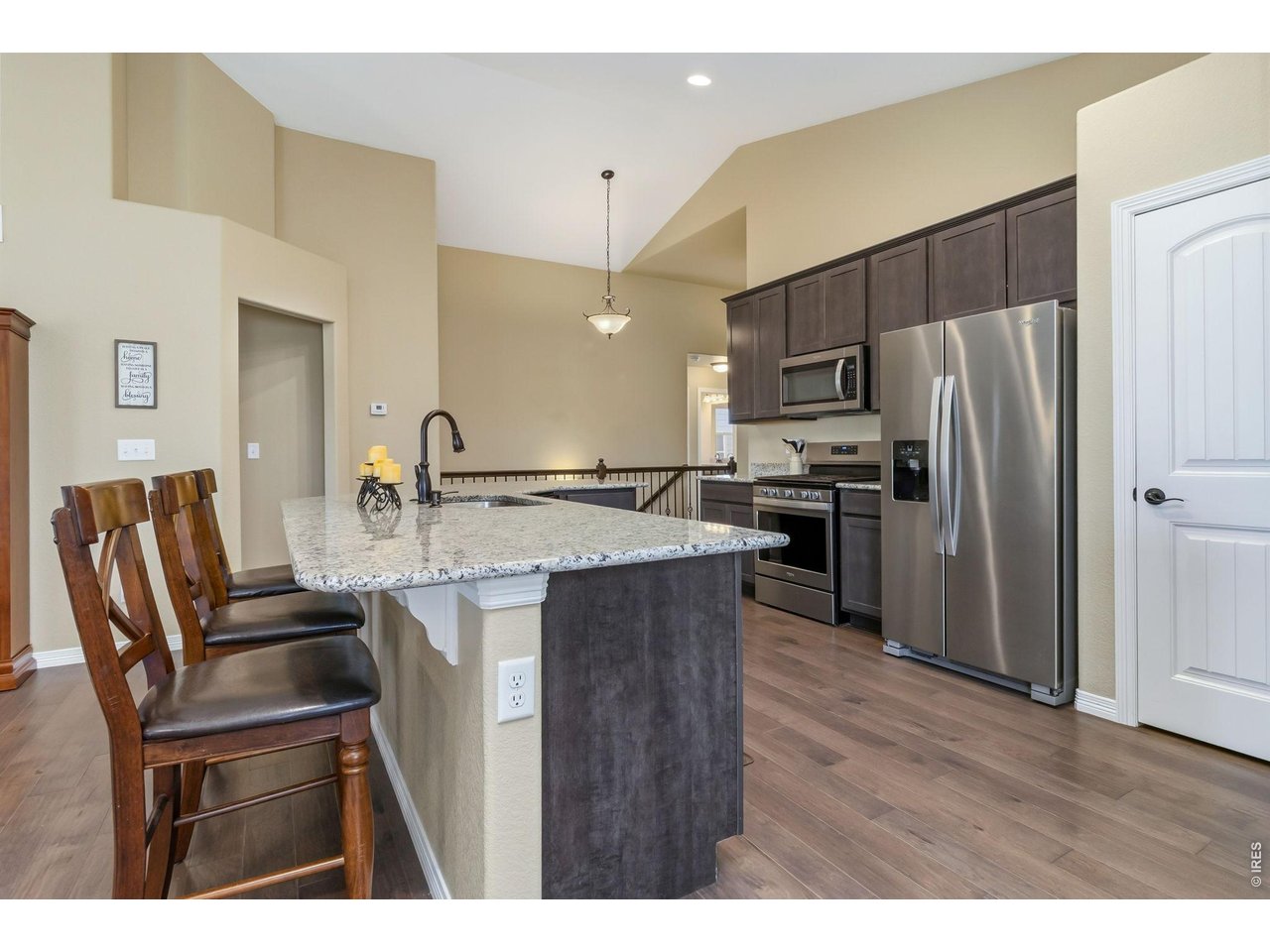 Grand Kitchen with eat-in Island