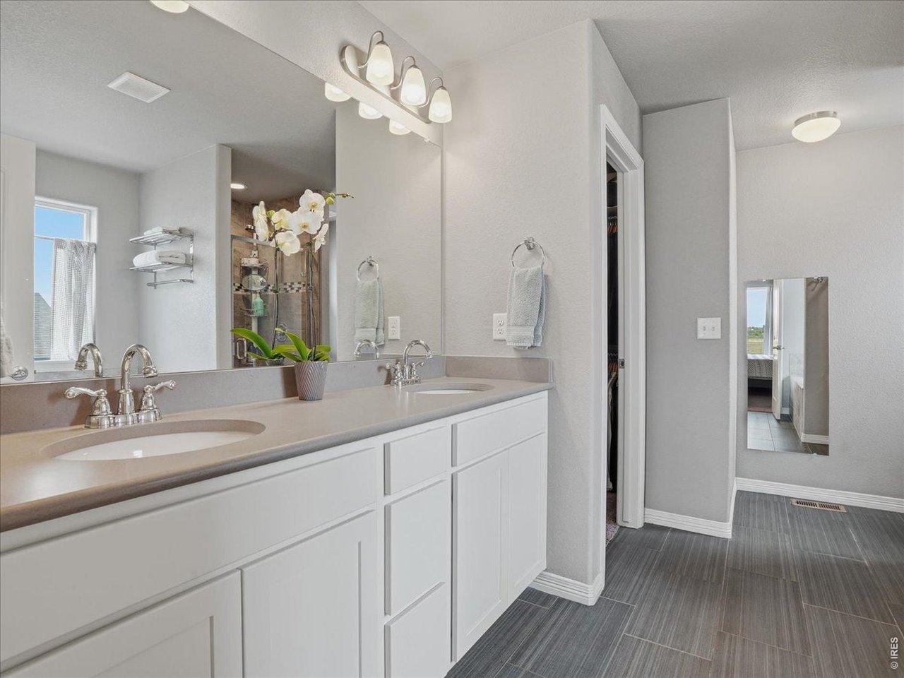 Double Sinks in Primary En Suite