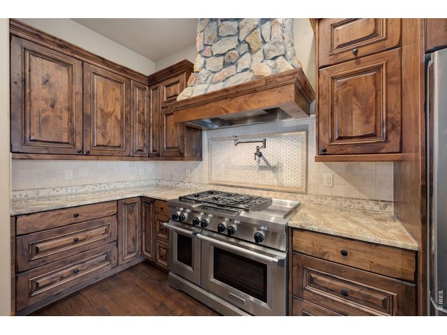 Property Photo 9 Large island with dishwasher and sink 