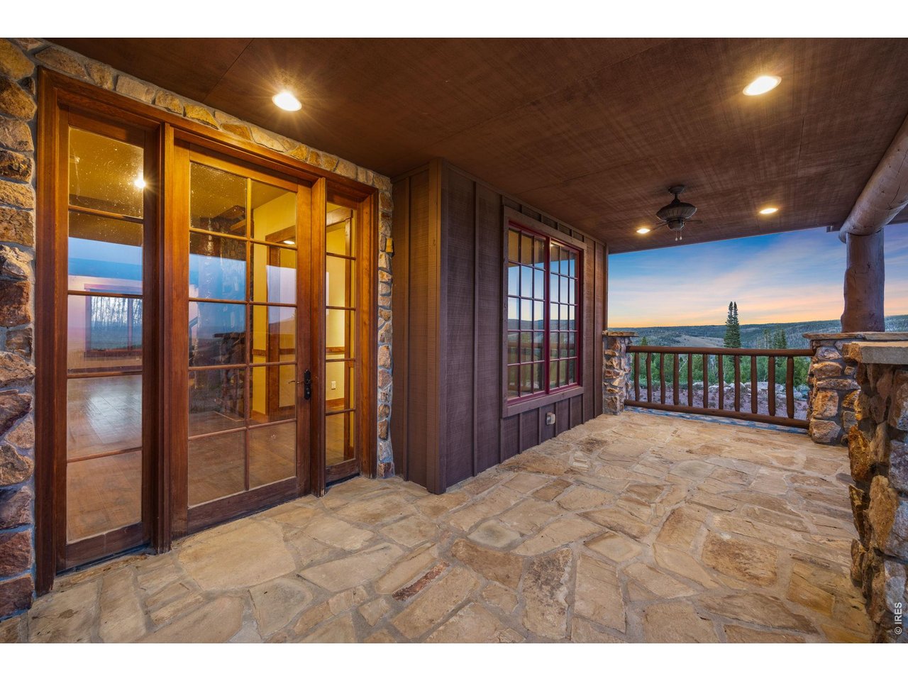 Front porch of the lodge and it's entryway