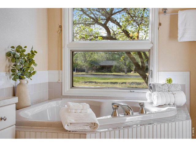 Property Photo 40 Large Soaking Tub