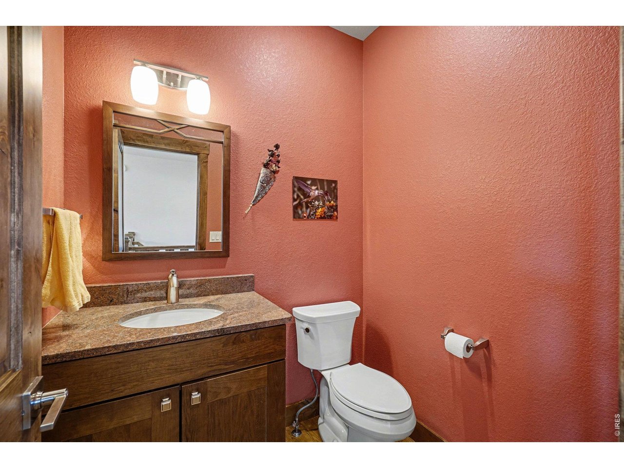 Main level 1/2 bath