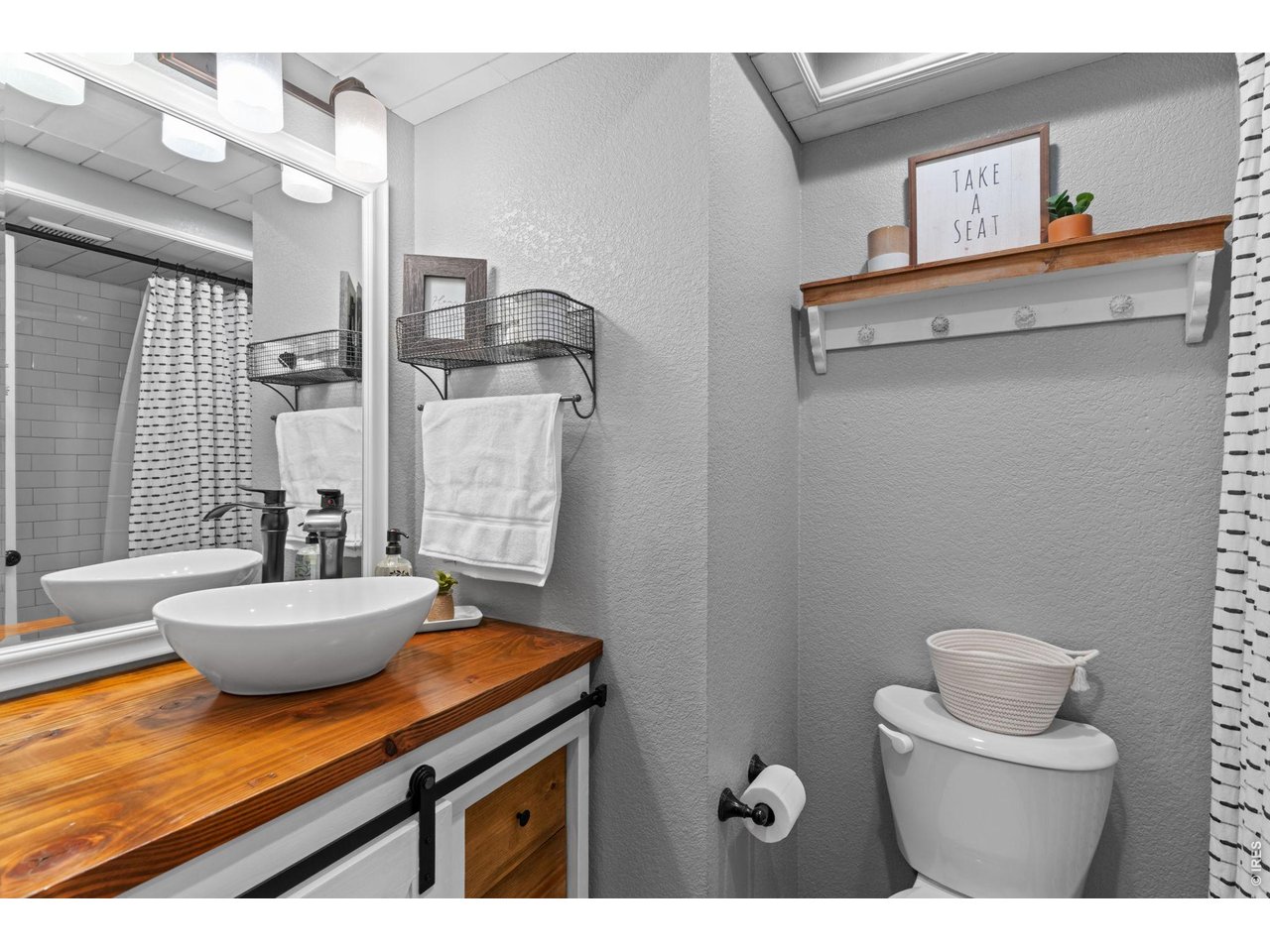 Second main level bath