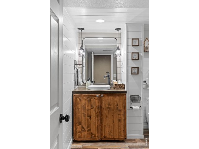 Property Photo 35 Modern bathroom finishes