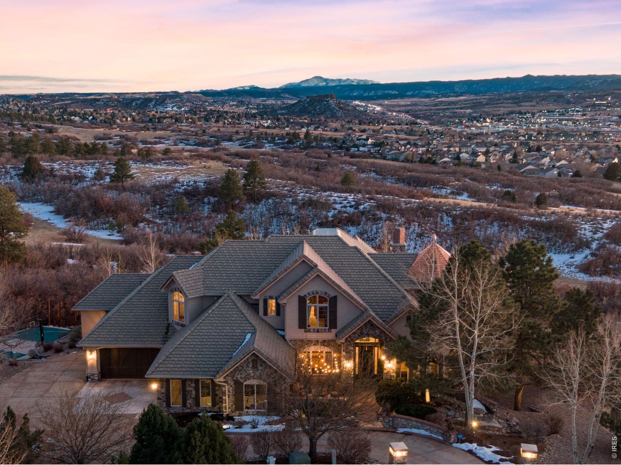 Nestled in an upscale residential area of Castle Rock w/ quick access to downtown amenities, Interstate 25, shopping, dining, parks, & trails while maintaining privacy & scenic mountain views. 