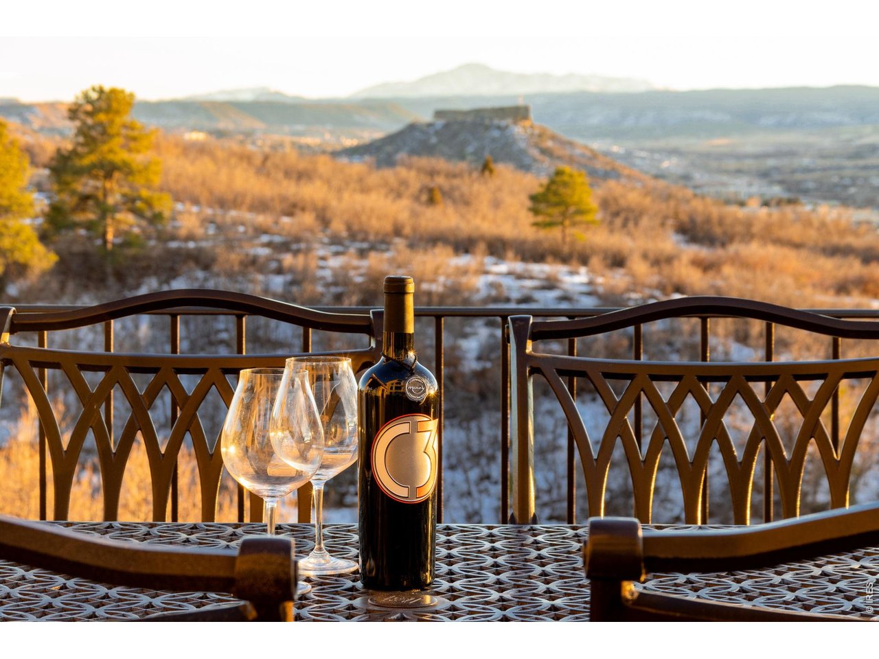 Enjoy the unobstructed views of Castle Rock Mountain and Pikes Peak. The two most popular points in Castle Rock and CO Springs are out your window. 