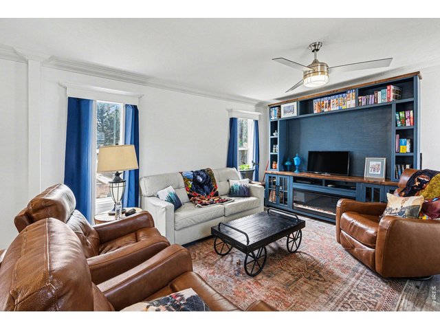 Property Photo 3 Tons of natural light