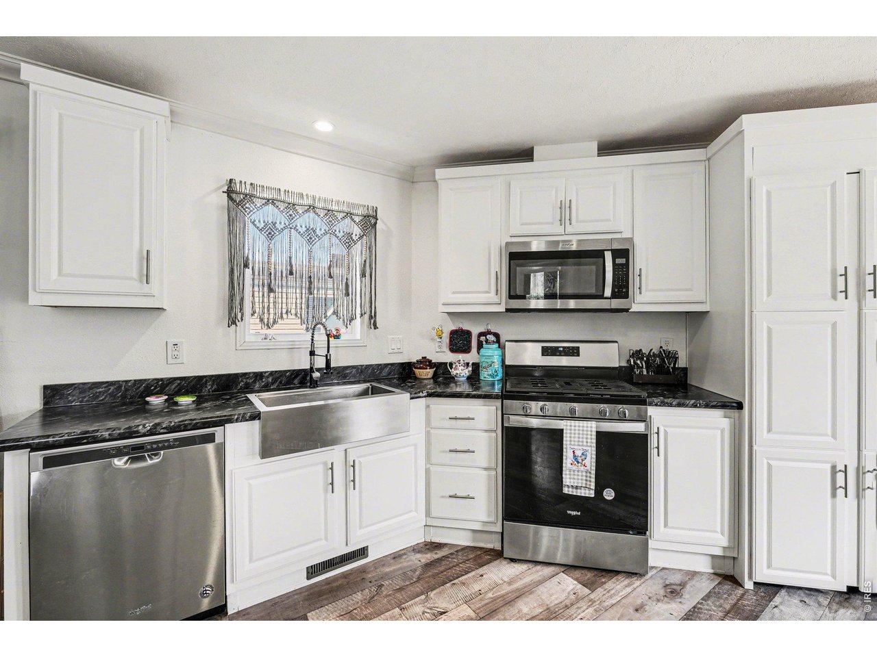 Expansive kitchen