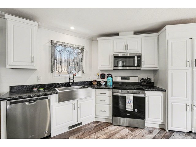 Property Photo 4 Expansive kitchen