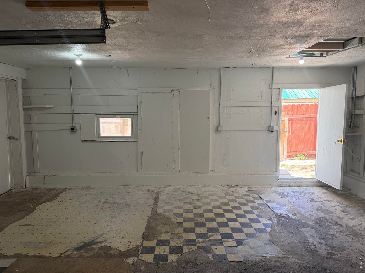 Garage Interior (220 electric working)