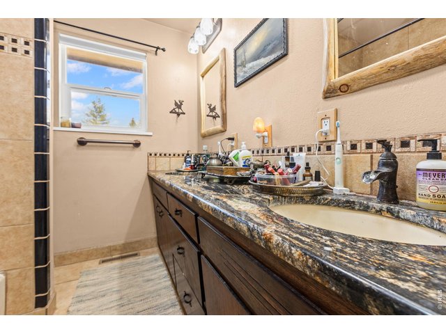Property Photo 21 Double Vanities, shower and tub 