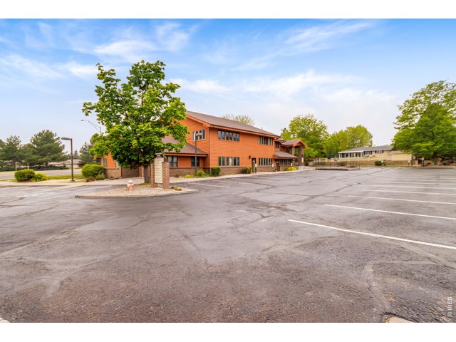Property Photo 2 Large parking lot with plenty of spaces