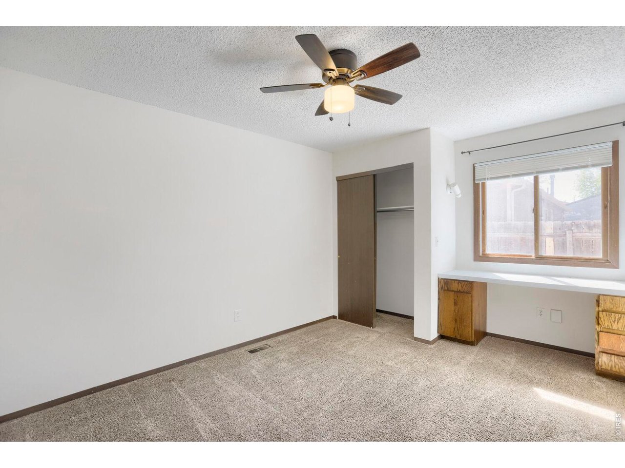 Built in desk in Bedroom #2