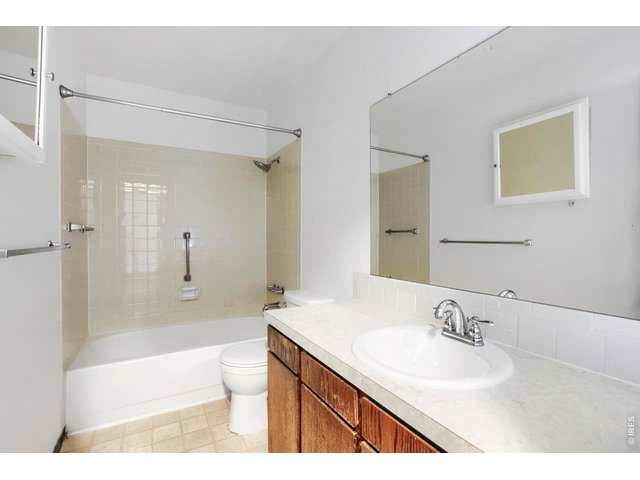 Property Photo 21 Full Bath!