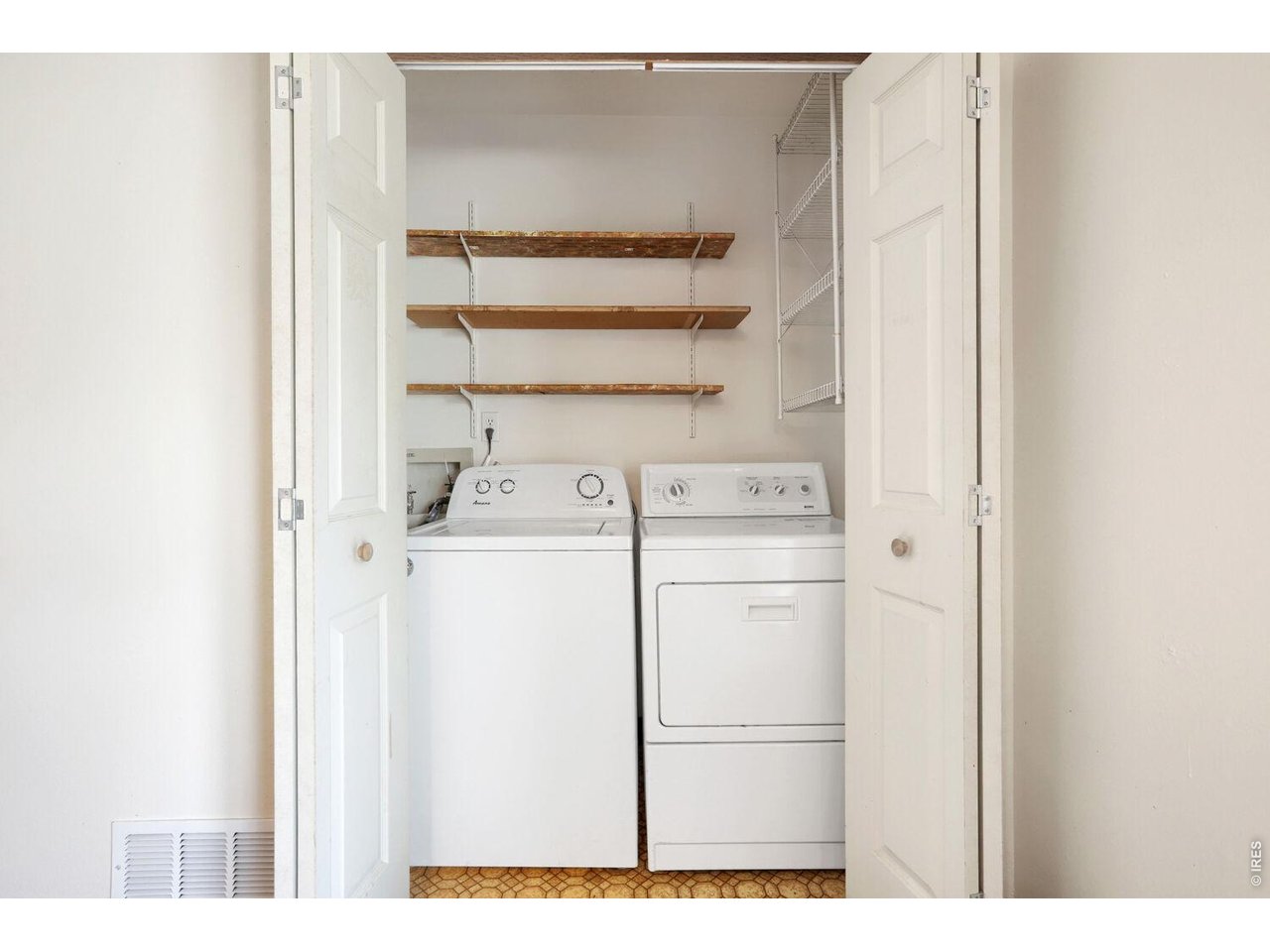 Washer/Dryer included