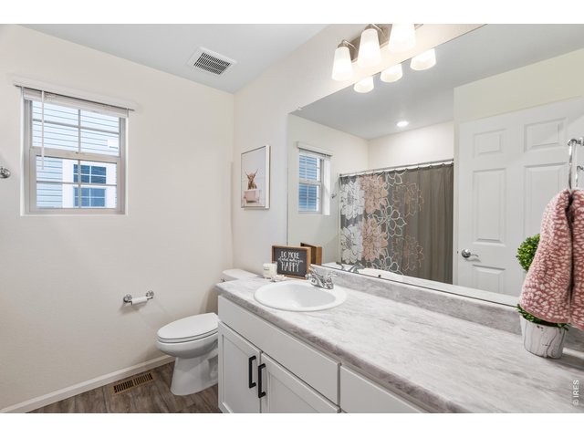 Property Photo 24 Full bathroom on upper level