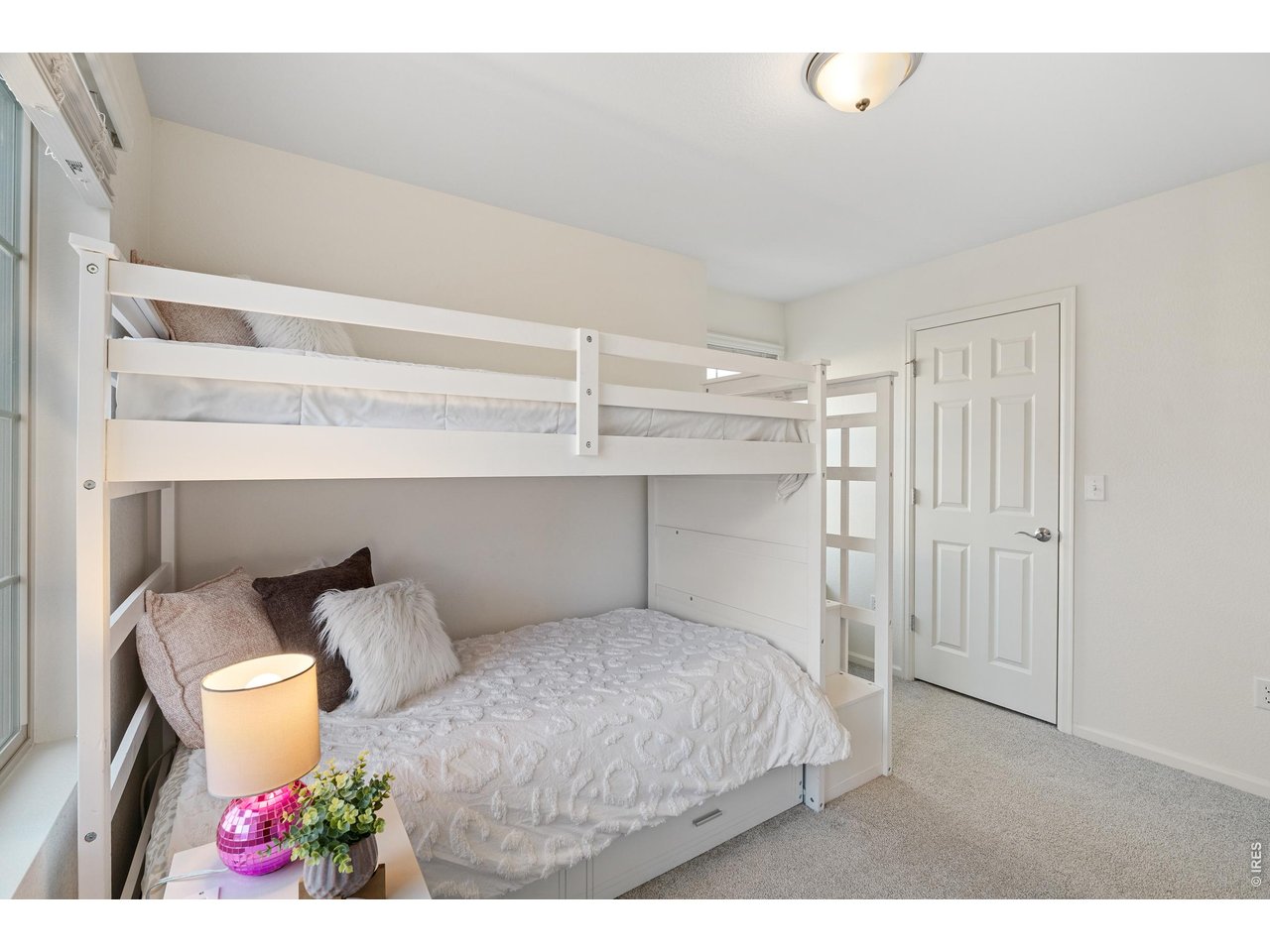  Attached walk-in closet