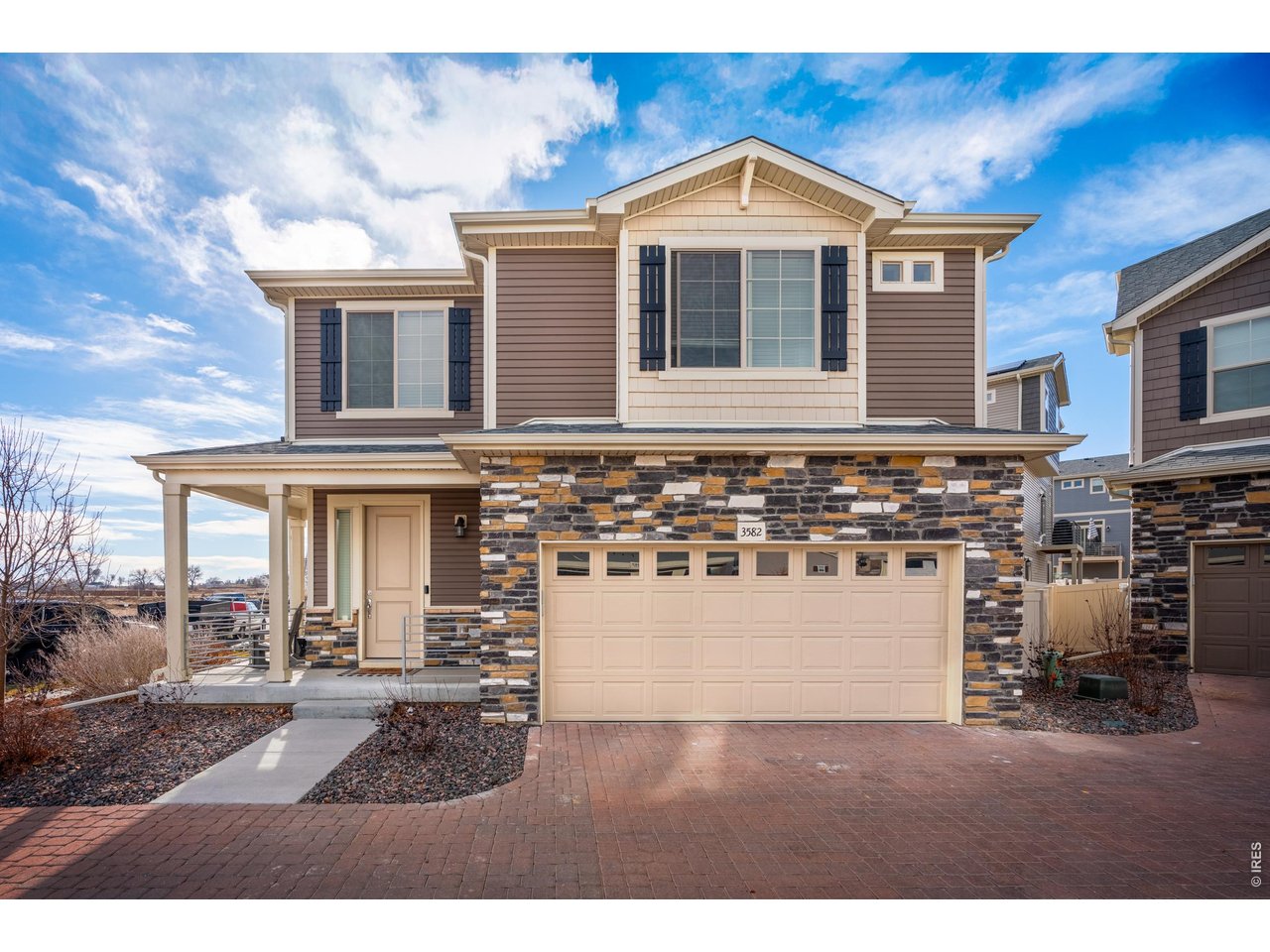  HOA maintained front landscaping and snow removal on driveway and sidewalks over 2"