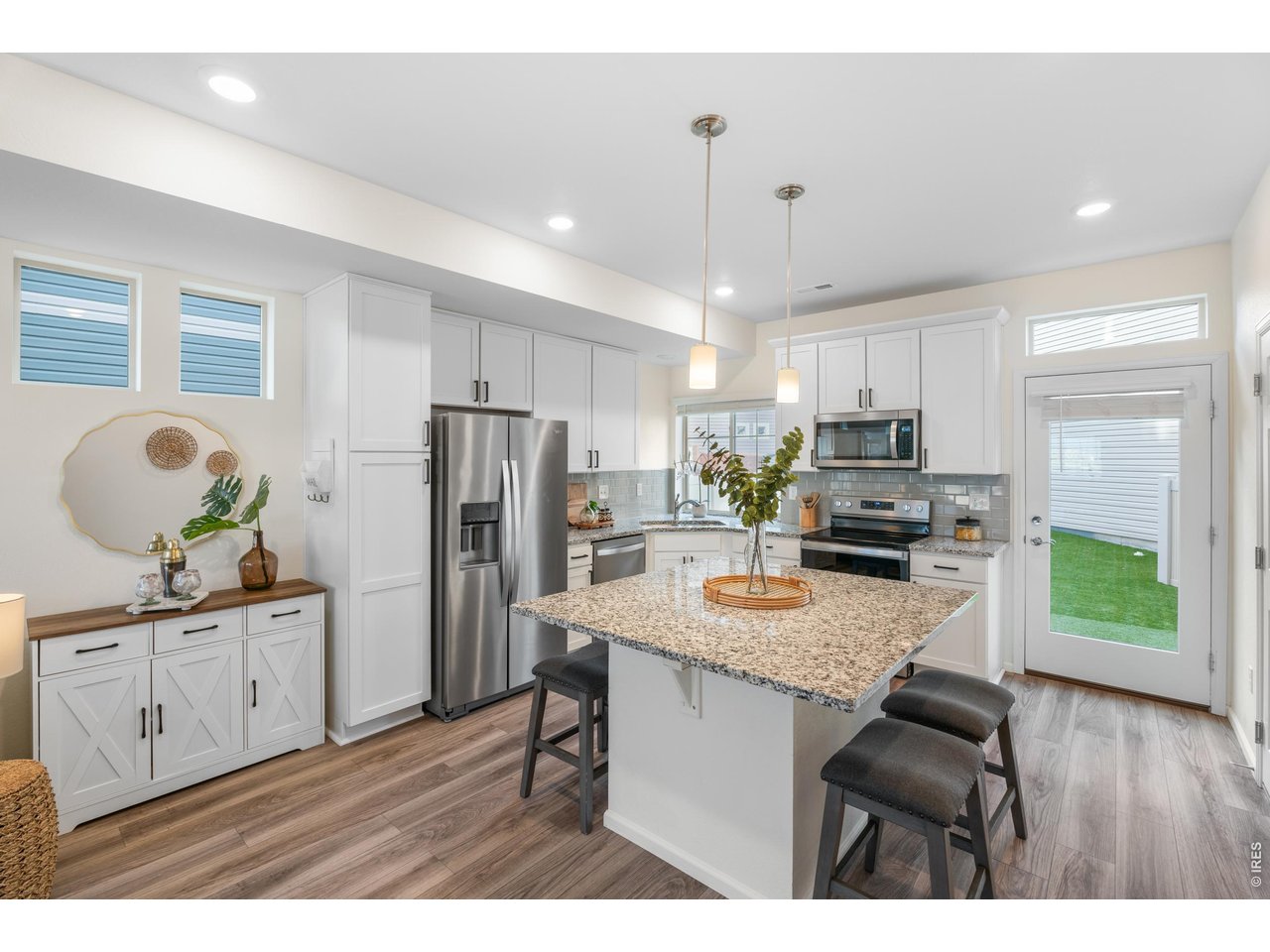  Open concept living, perfect for entertaining