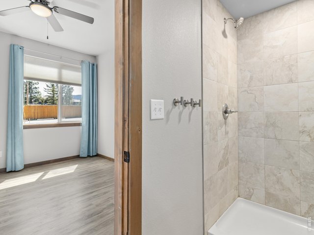 Property Photo 19 Tile bath