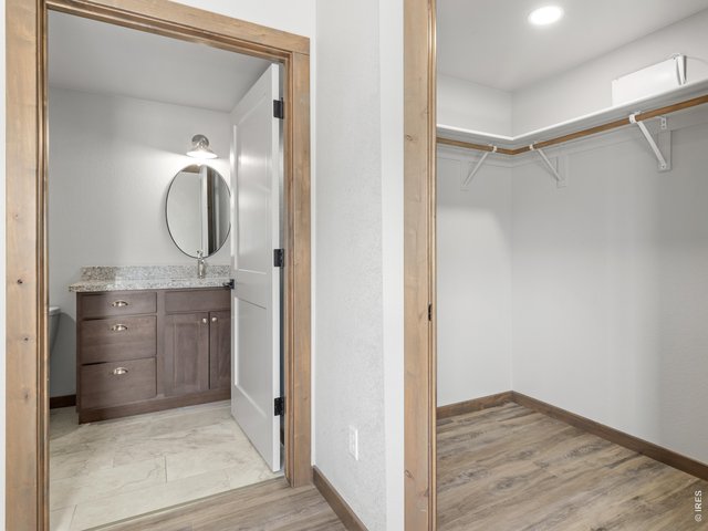 Property Photo 18 Walk-in closet