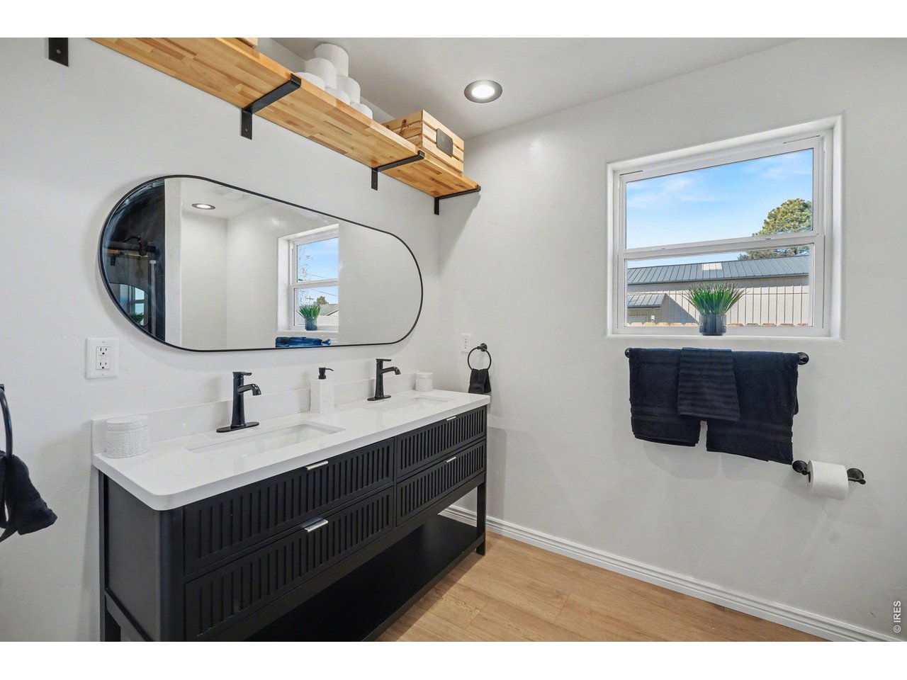 Property Photo 16 Primary Bathroom