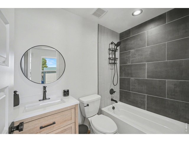 Property Photo 26 Apartment full Bathroom