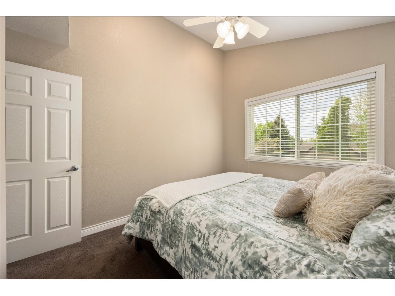 Vaulted ceilings enhancing light and openness