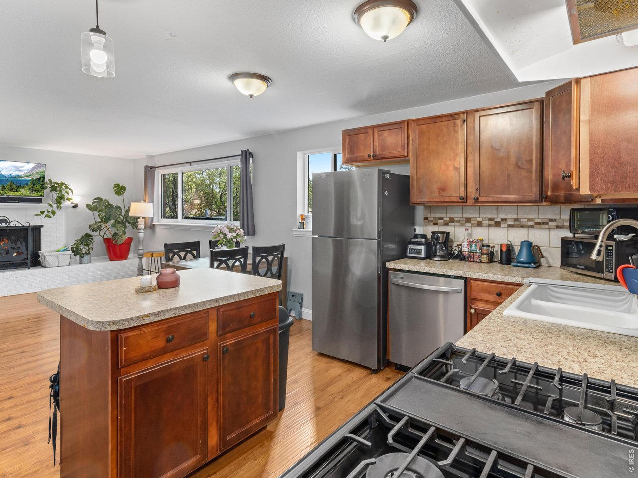 All new flooring plus new washer and dryer, both levels have a laundry room