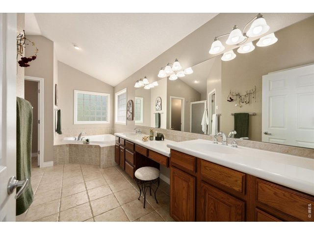 Property Photo 32 Generously sized primary bathroom