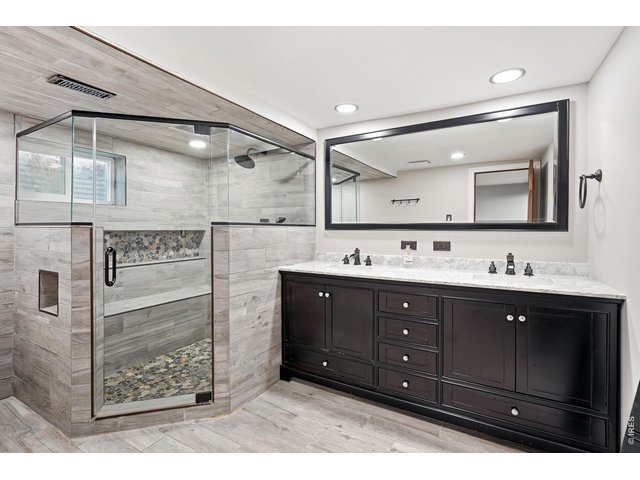 Property Photo 26 Basement bathroom