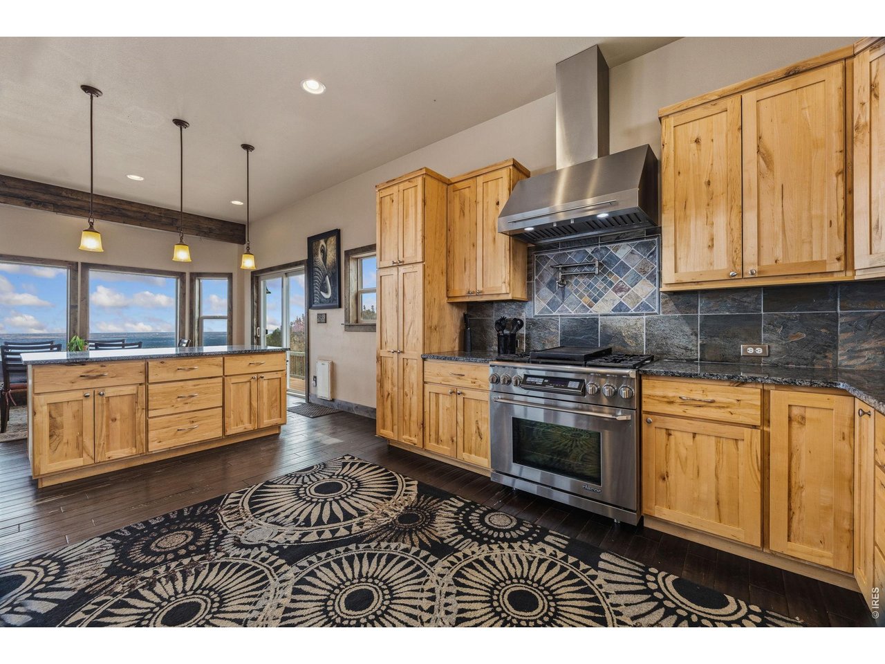 Property Photo 4 Decor 6 burner plus griddle top, plus pasta pot filler!