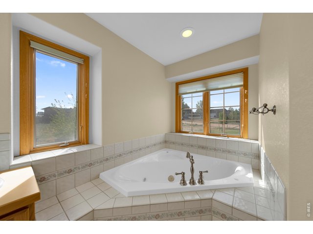 Property Photo 21 Primary Jacuzzi Tub