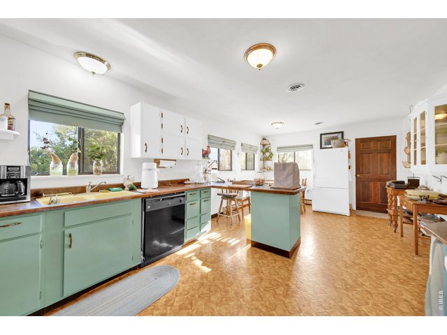 Property Photo 6 Kitchen