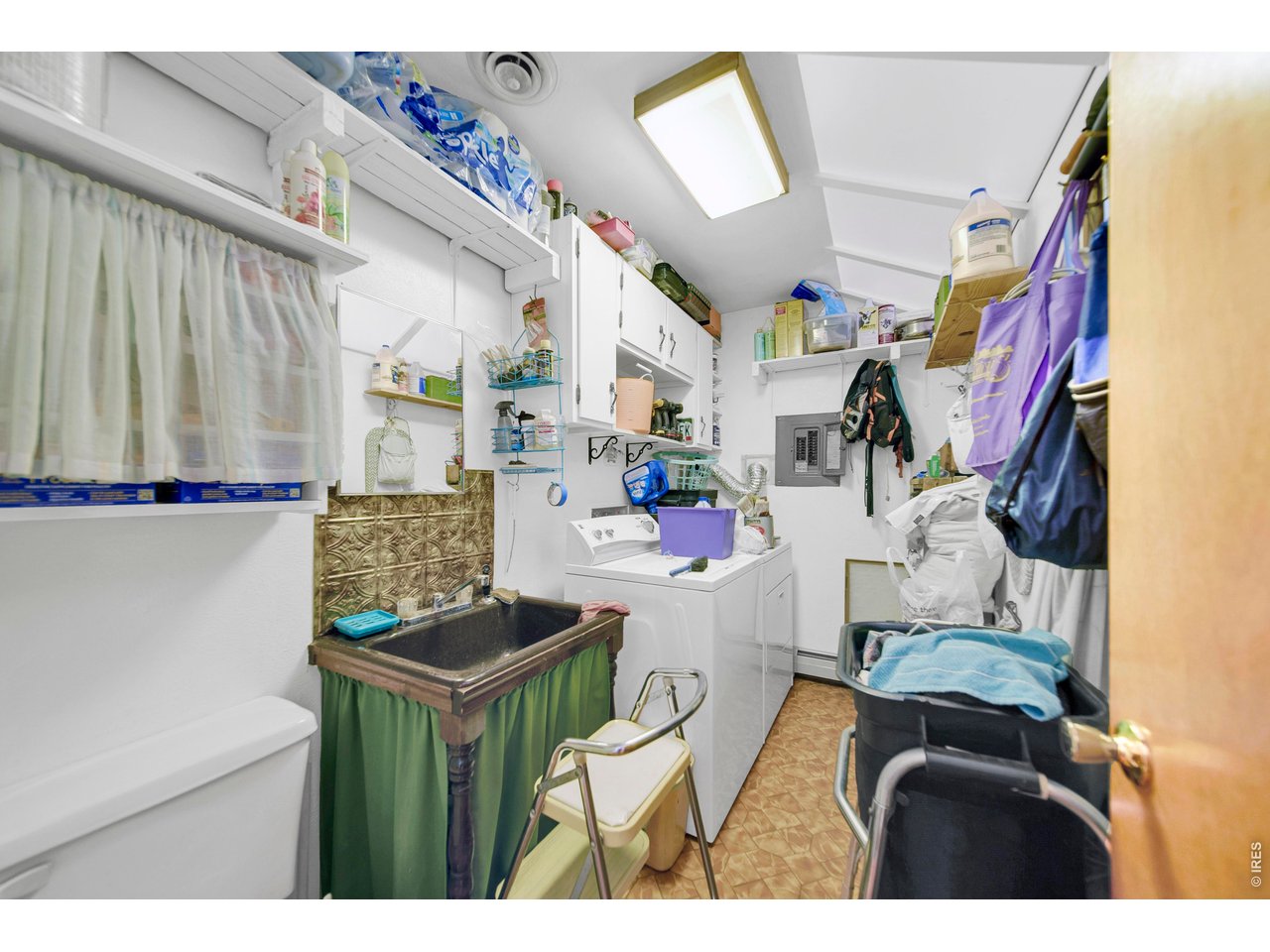 Laundry/ 1/2 Bath