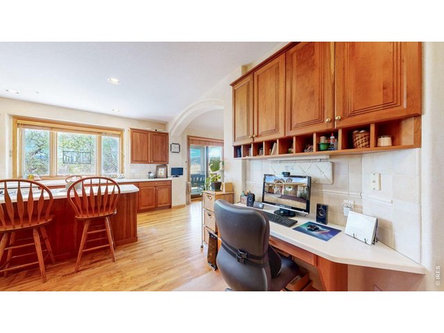 Property Photo 14 Kitchen-area workstation 