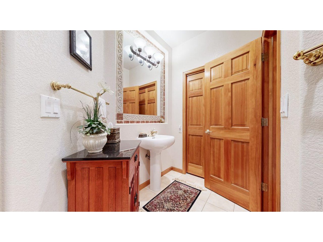 Hall bath near office