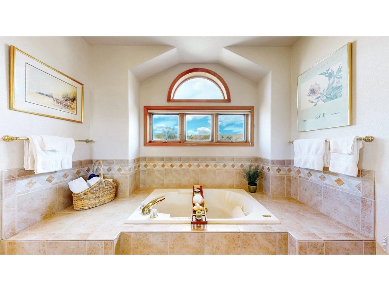 Tub in primary bathroom 