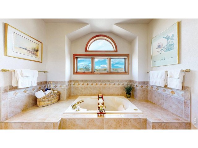 Property Photo 24 Tub in primary bathroom 