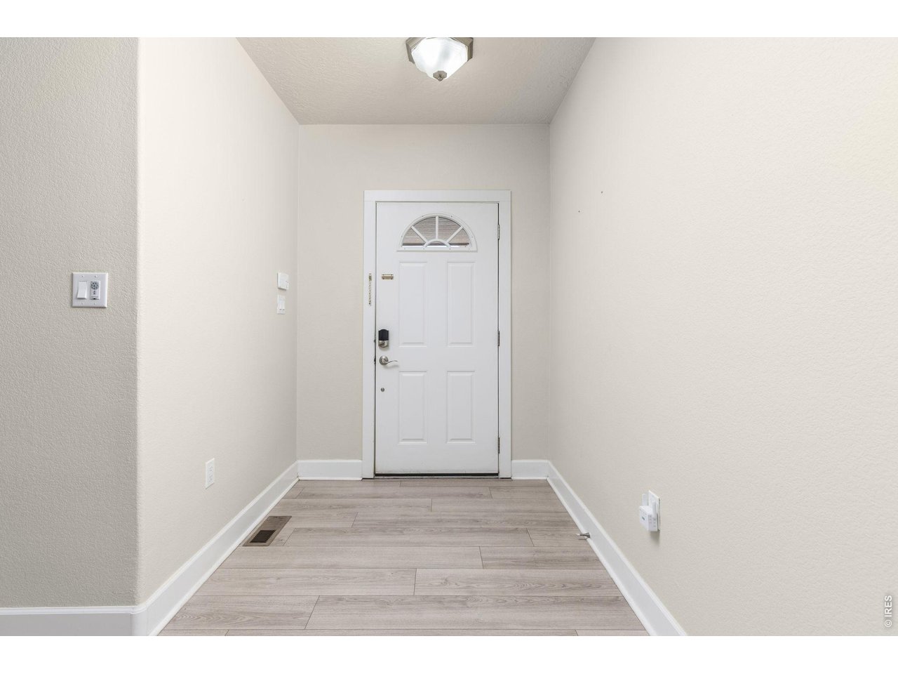 Inside, the ranch-style layout offers an open, vaulted living area with a gas fireplace, fully updated kitchen, and a main-level primary suite. 