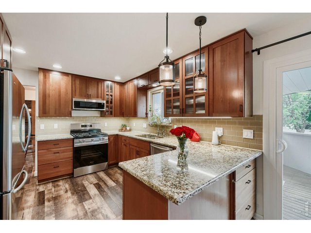 Property Photo 7 Functional kitchen with gas range