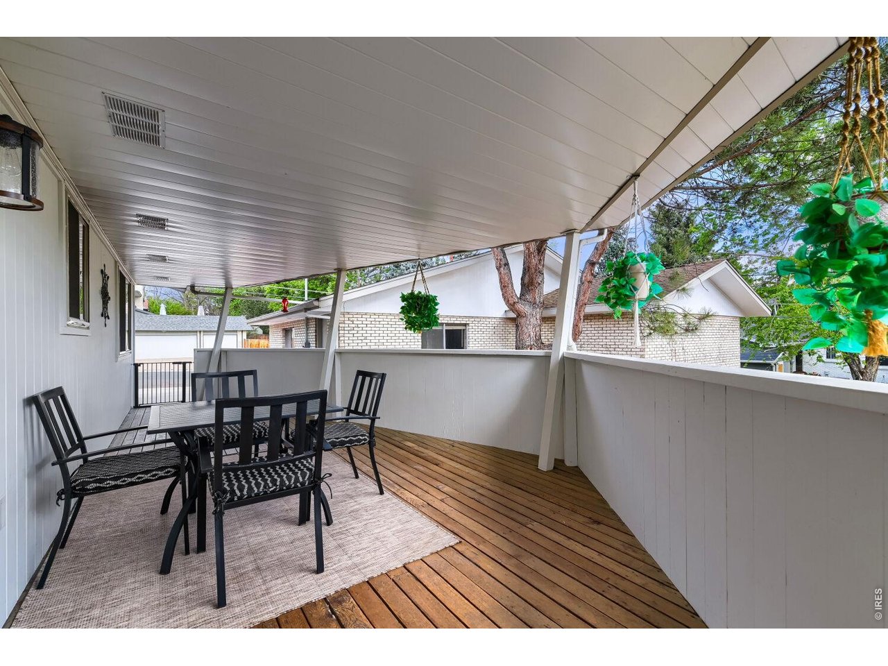 Lovely and private covered deck 