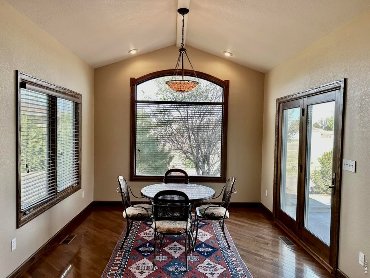 Nice & Bright Dining Area