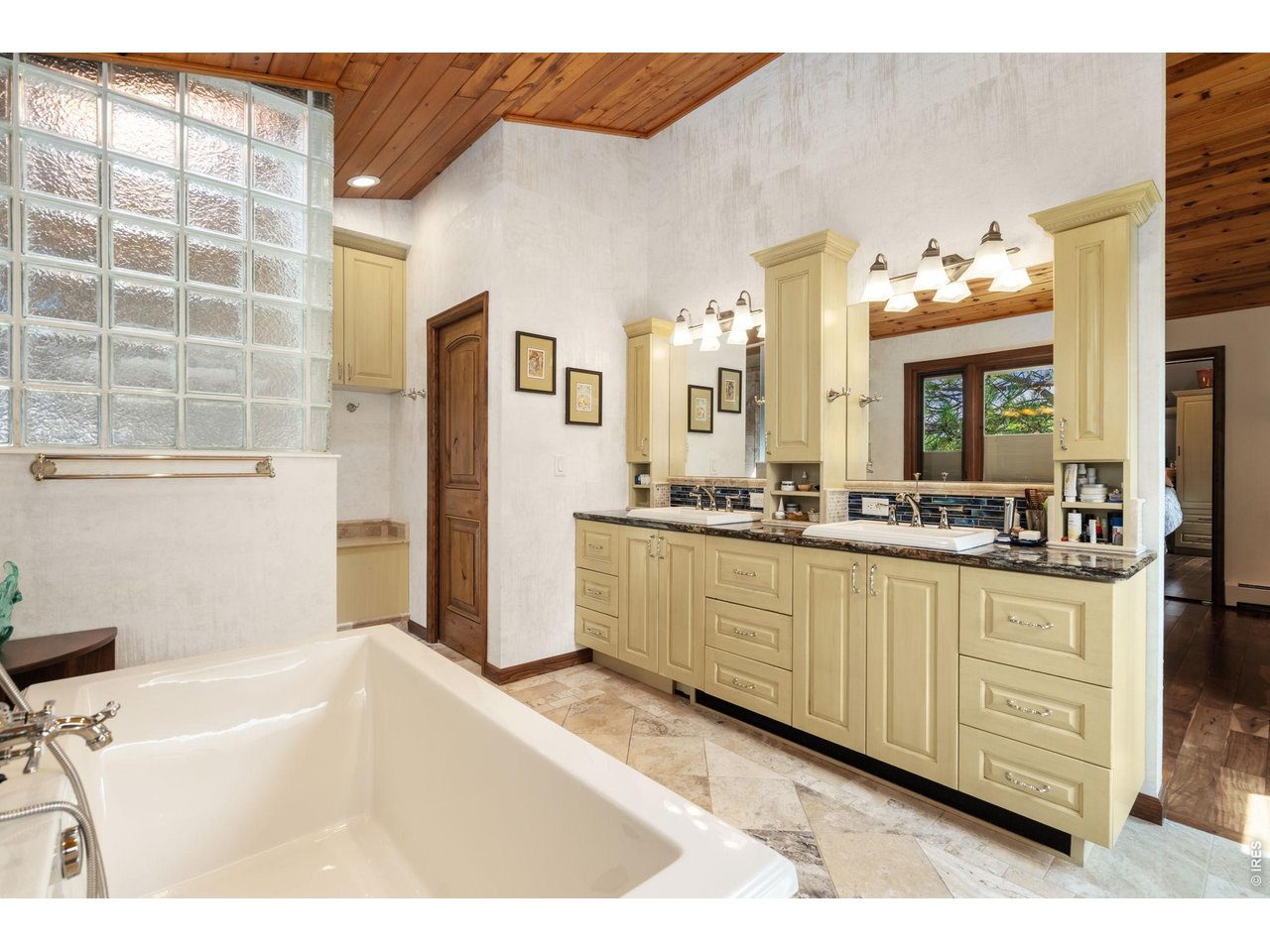 Primary bath w/ beautiful updates