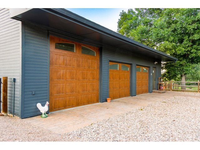 Property Photo 50 2700sqft detached garage/shop + attached 2 car garage