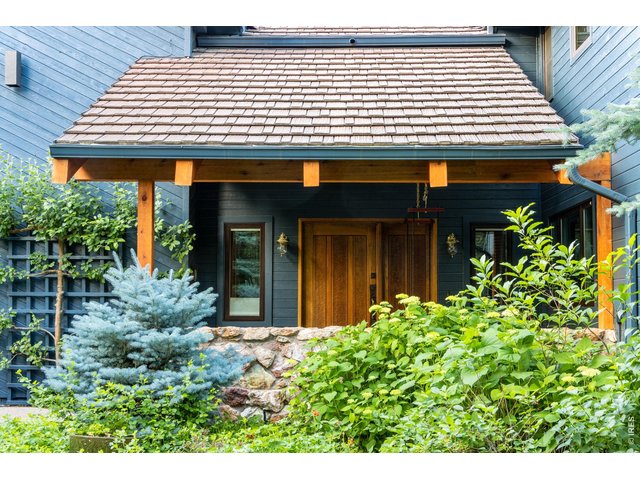 Property Photo 22 Large covered front entry